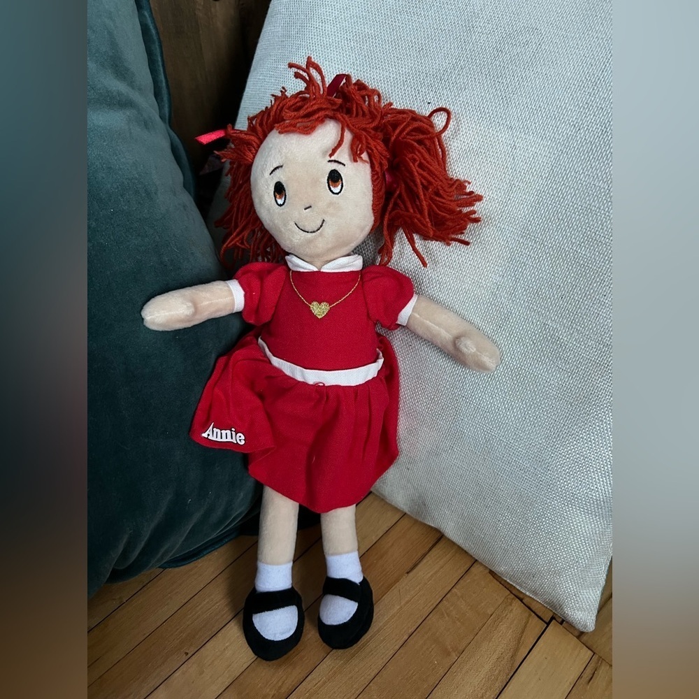 Annie Auburn hair Broadway merchandise plush collectible doll‎